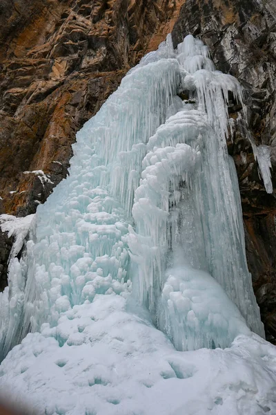 Κατεψυγμένα Butakovsky Καταρράκτη Στο Βουνό Tian Shan Κοντά Στην Πόλη — Φωτογραφία Αρχείου