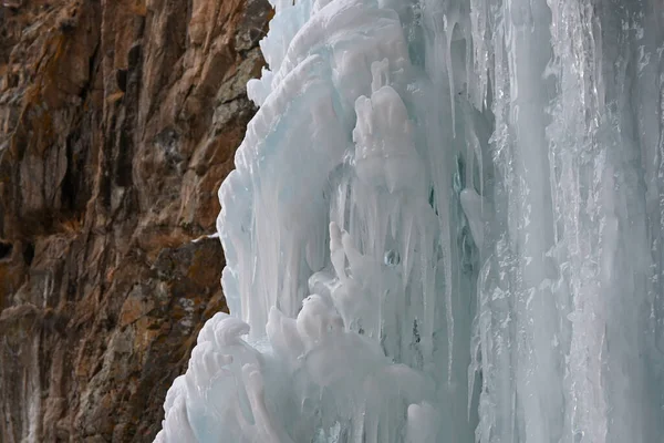 얼어붙은 폭포는 카자흐스탄 천산에 위치하고 중앙아시아에서 등산을 하기에 — 스톡 사진