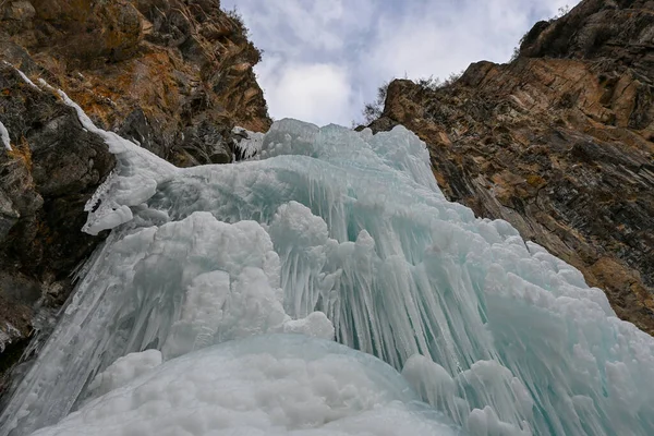 カザフスタンのアラルティ市の近くの天山の山の冷凍ブタコフスキー滝 中央アジアでの登山 ハイキング トレッキングに最適な場所 — ストック写真