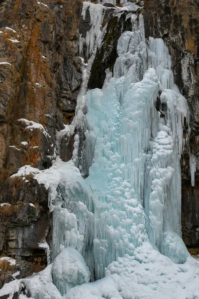 얼어붙은 폭포는 카자흐스탄 천산에 위치하고 중앙아시아에서 등산을 하기에 — 스톡 사진