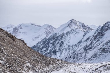 Kazakistan 'ın Alamty şehri yakınlarındaki Tian-Shan dağındaki Prohodnoe vadisinden hava manzarası. Orta Asya 'da tırmanış, yürüyüş ve yürüyüş için en iyi yer..