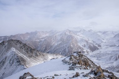 Kazakistan 'ın Alamty şehri yakınlarındaki Tian-Shan dağındaki Prohodnoe vadisinden hava manzarası. Orta Asya 'da tırmanış, yürüyüş ve yürüyüş için en iyi yer..