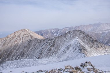 Kazakistan 'ın Alamty şehri yakınlarındaki Tian-Shan dağındaki Prohodnoe vadisinden hava manzarası. Orta Asya 'da tırmanış, yürüyüş ve yürüyüş için en iyi yer..
