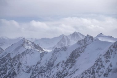 Kazakistan 'ın Alamty şehri yakınlarındaki Tian-Shan dağındaki Prohodnoe vadisinden hava manzarası. Orta Asya 'da tırmanış, yürüyüş ve yürüyüş için en iyi yer..