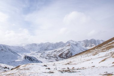 Kazakistan 'ın Alamty şehri yakınlarındaki Tian-Shan dağındaki Prohodnoe vadisinden hava manzarası. Orta Asya 'da tırmanış, yürüyüş ve yürüyüş için en iyi yer..