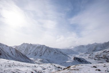 Kazakistan 'ın Alamty şehri yakınlarındaki Tian-Shan dağındaki Prohodnoe vadisinden hava manzarası. Orta Asya 'da tırmanış, yürüyüş ve yürüyüş için en iyi yer..