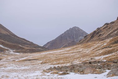 Kazakistan 'ın Alamty şehri yakınlarındaki Tian-Shan dağındaki Prohodnoe vadisinden hava manzarası. Orta Asya 'da tırmanış, yürüyüş ve yürüyüş için en iyi yer..