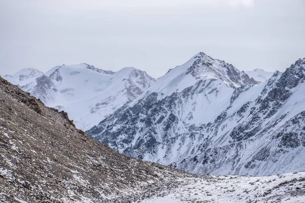 カザフスタンのアラミティ市近くの天山山脈のプロドノエ峡谷からの空中ビュー 中央アジアでの登山 ハイキング トレッキングに最適な場所 — ストック写真