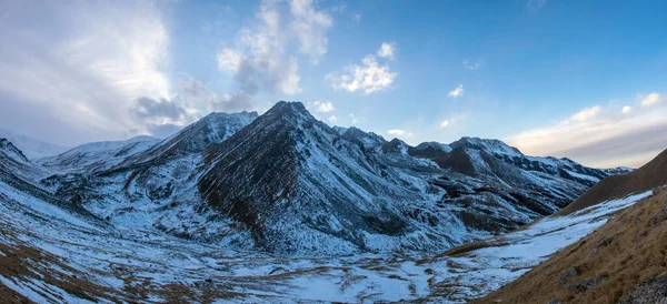 カザフスタンのアラミティ市近くの天山山脈のプロドノエ峡谷からの空中ビュー 中央アジアでの登山 ハイキング トレッキングに最適な場所 — ストック写真