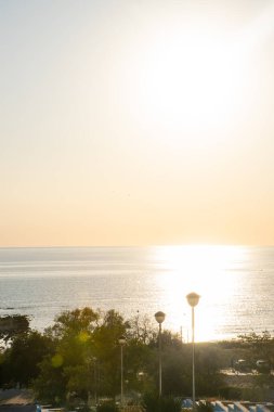 Kazakistan 'ın Aktau şehrindeki Caspian sahil şeridi yakınlarında gün batımı yürüyüşü..