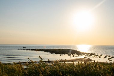 Kazakistan 'ın Aktau şehrindeki Caspian sahil şeridi yakınlarında gün batımı yürüyüşü..