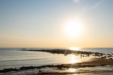 Kazakistan 'ın Aktau şehrindeki Caspian sahil şeridi yakınlarında gün batımı yürüyüşü..