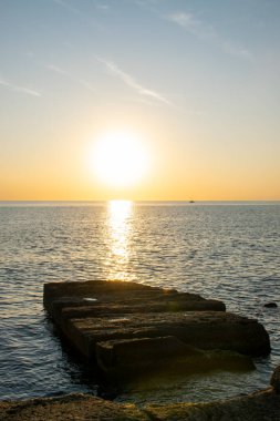 Kazakistan 'ın Aktau şehrindeki Caspian sahil şeridi yakınlarında gün batımı yürüyüşü..