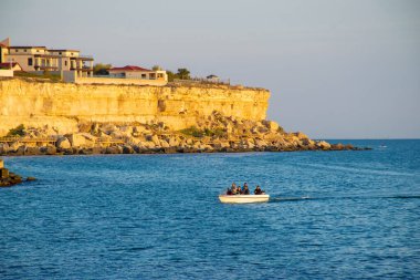 Kazakistan 'ın Aktau şehrindeki Caspian sahil şeridi yakınlarında gün batımı yürüyüşü..
