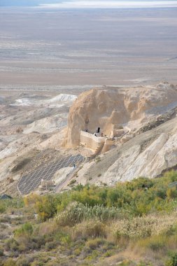Dağlardaki antik kalenin kalıntıları.
