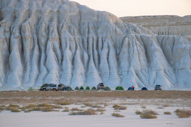 Ustyurt platosunda Tuzbair salini üzerine gün batımı. Batı Kazakistan Çölü, Aktau Bölgesi.