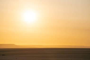 Ustyurt platosunda Tuzbair salini üzerine gün batımı. Batı Kazakistan Çölü, Aktau Bölgesi.