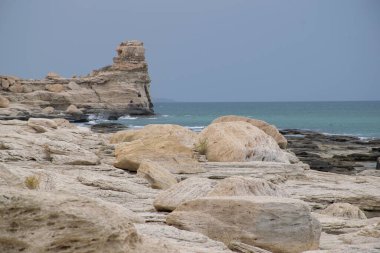 Hazar Denizi kıyısında Şeytani Parmak Kayası. Aktau bölgesi, Kazakistan.