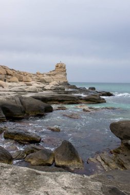 Hazar Denizi kıyısında Şeytani Parmak Kayası. Aktau bölgesi, Kazakistan.