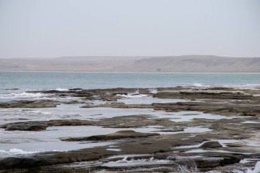 Hazar Denizi kıyısında Şeytani Parmak Kayası. Aktau bölgesi, Kazakistan.