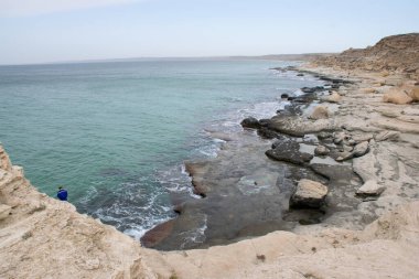 Hazar Denizi kıyısında Şeytani Parmak Kayası. Aktau bölgesi, Kazakistan.