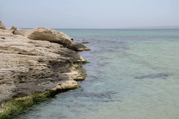 Hazar Denizi kıyısında Şeytani Parmak Kayası. Aktau bölgesi, Kazakistan.