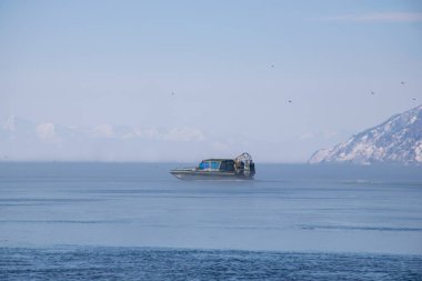 Denize ve dağlara bak. 