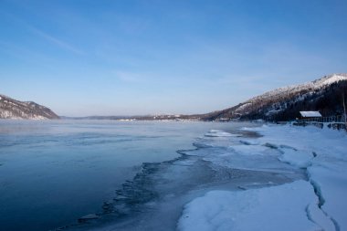 Güzel kış manzarası, donmuş nehir ve kar.