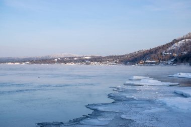 Güzel kış manzarası, donmuş nehir ve kar.