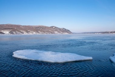 Güzel kış manzarası, donmuş nehir ve kar.