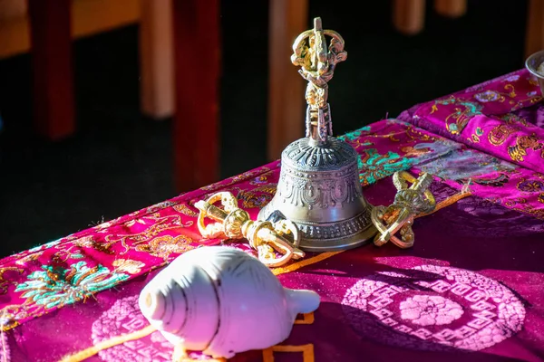 Wadżra Dzwon Muszla Tradycyjne Buddyjskie Atrybuty Rytualne Świątyni Buddyjskiej Buryatiji — Zdjęcie stockowe