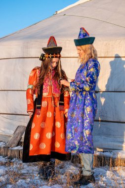 Ulan-Ude, Rusya - Şubat 2020: Buryatian yurdu yakınlarında geleneksel Buryatian giysileri içindeki gençler.