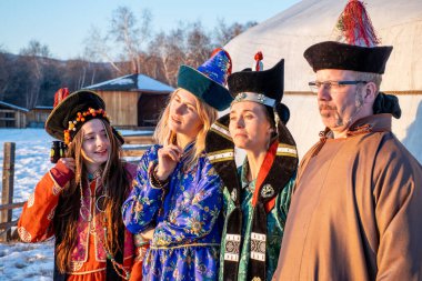 Ulan-Ude, Rusya - Şubat 2020: Buryatian yurdu yakınlarında geleneksel Buryatian giysileri içindeki gençler.