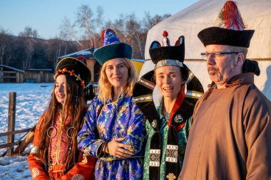 Ulan-Ude, Rusya - Şubat 2020: Buryatian yurdu yakınlarında geleneksel Buryatian giysileri içindeki gençler.