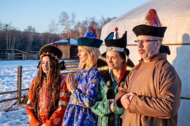 Ulan-Ude, Rusya - Şubat 2020: Buryatian yurdu yakınlarında geleneksel Buryatian giysileri içindeki gençler.