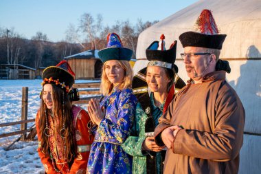 Ulan-Ude, Rusya - Şubat 2020: Buryatian yurdu yakınlarında geleneksel Buryatian giysileri içindeki gençler.