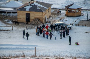 İnsanlar kışın şehirde yürür. 