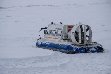 Tanhoi, Rusya - Ocak 2020: Buryatia 'daki Tanhoi köyünde Baykal Gölü üzerinde buz uçan tekne (hovercraft).