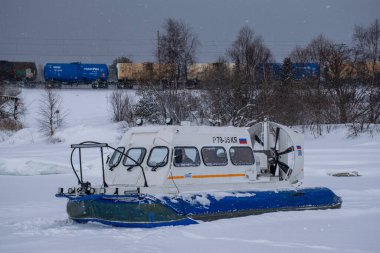 Tanhoi, Rusya - Ocak 2020: Buryatia 'daki Tanhoi köyünde Baykal Gölü üzerinde buz uçan tekne (hovercraft).