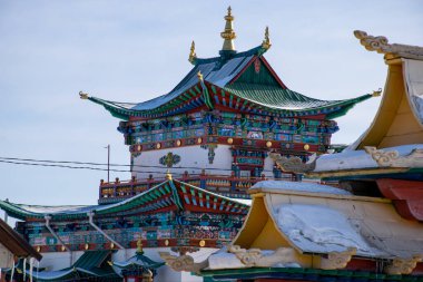 Buryatia, Rusya - Şubat 2020: Güneşli kış gününde Ivolginsky Datsan Manastırı 'nın kapısı. Ulan-Ude şehrinin yakınında bulunan Budist Tapınağı..
