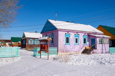 Buryatia, Sibirya, Rusya 'daki Gremyachinsk' te kış caddesinde geleneksel ahşap siber evler.