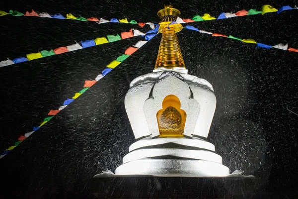 Традиционная Буддийская Ступа Молитвенными Флагами Возле Озера Байкал Селе Танхой — стоковое фото