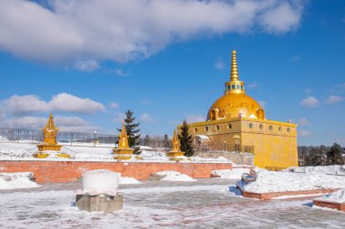 Atsagat 'taki Ulan-Ude yakınlarındaki Atsagat Datsan tapınağında geleneksel Budist stupası Buryatia' da..