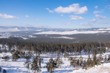 Kış mevsiminde dağların güzel manzarası