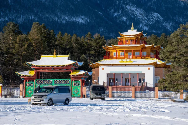 俄罗斯西伯利亚布里亚蒂亚Barguzin Mountais地区烟岛女神佛寺门 — 图库照片