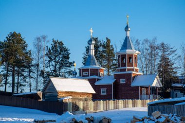Karda ahşap kilise manzarası