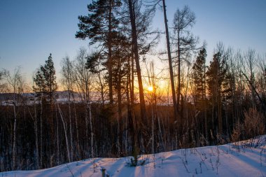 Kış mevsiminde dağlarda güzel gün batımı