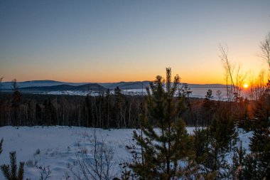 Kış mevsiminde dağlarda güzel gün batımı