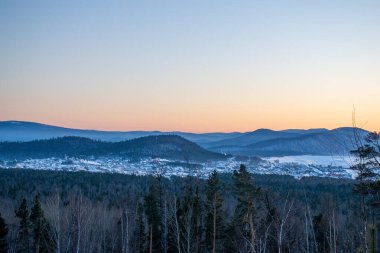 Kış mevsiminde dağlarda güzel gün batımı
