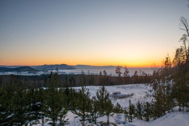 Kış mevsiminde dağlarda güzel gün batımı